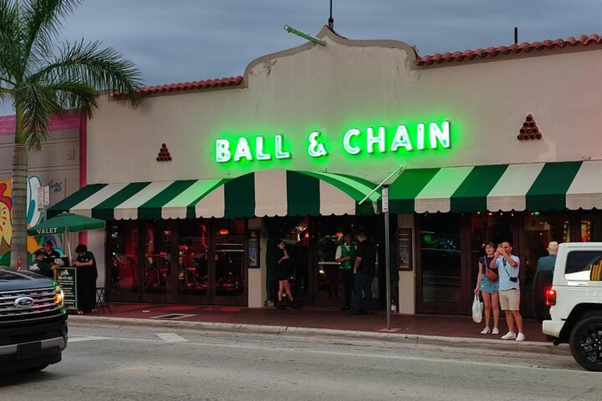 kedai bola dan rantai dengan awning hijau dan putih