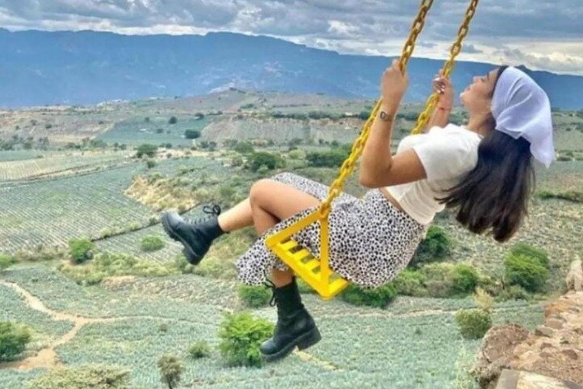 μια γυναίκα κάθεται σε μια κούνια