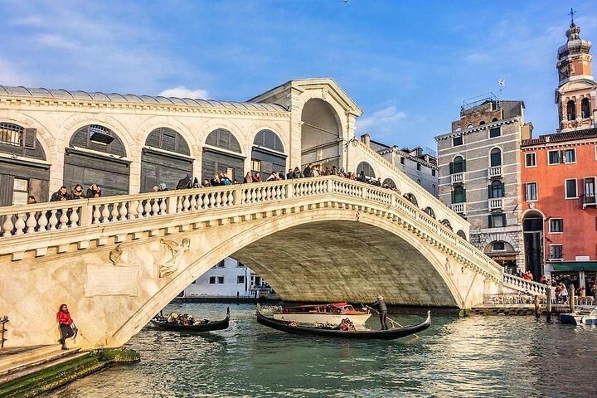 một cây cầu bắc qua sông với những chiếc thuyền gondola