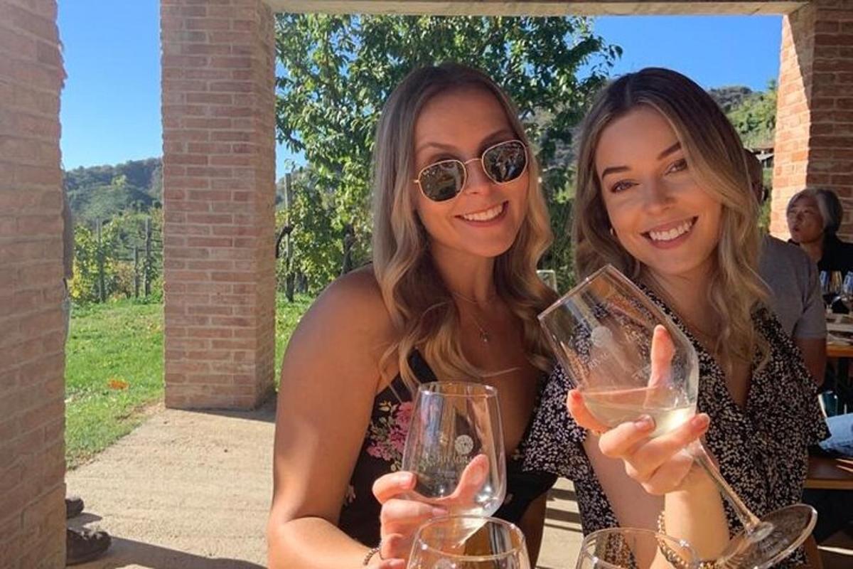 Dos mujeres sosteniendo copas de vino