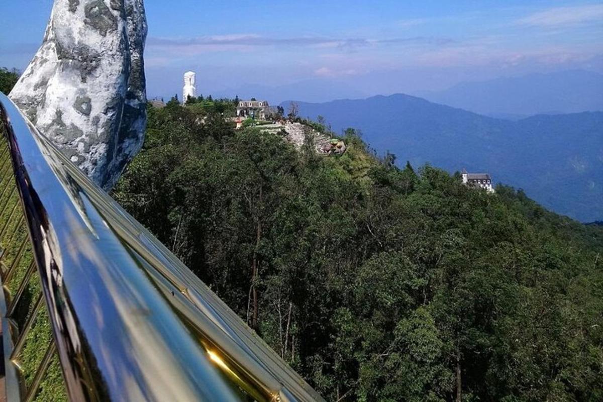 uma vista de uma montanha de um carro em uma estrada