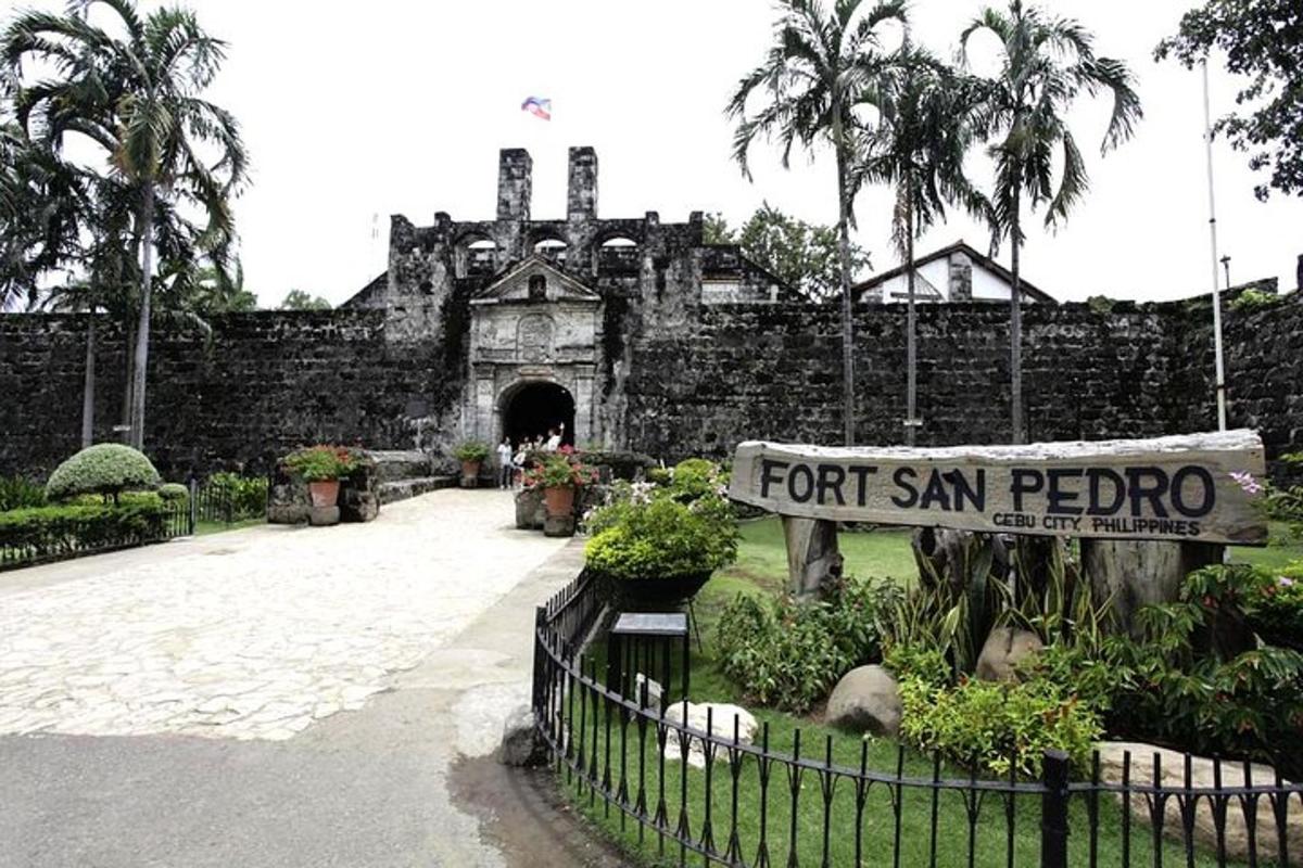 un antic edifici de pedra amb un rètol que diu fort de Sant Pere