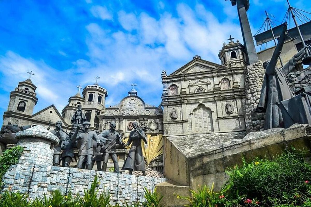 o statuie în fața unei clădiri vechi