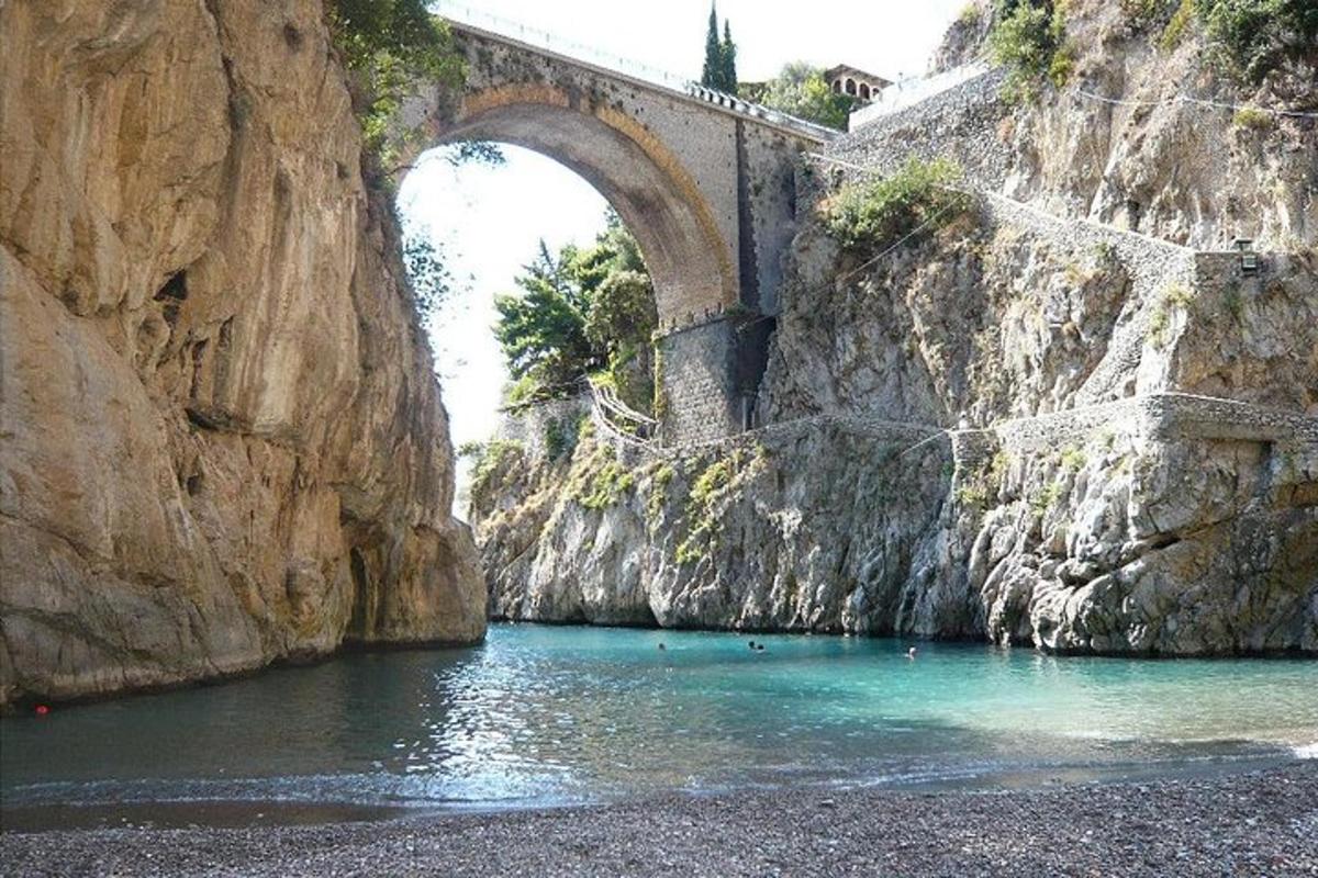 un ponte sopra un fiume su una montagna rocciosa