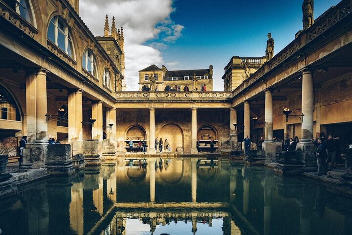 um edifício com uma piscina de água em um pátio