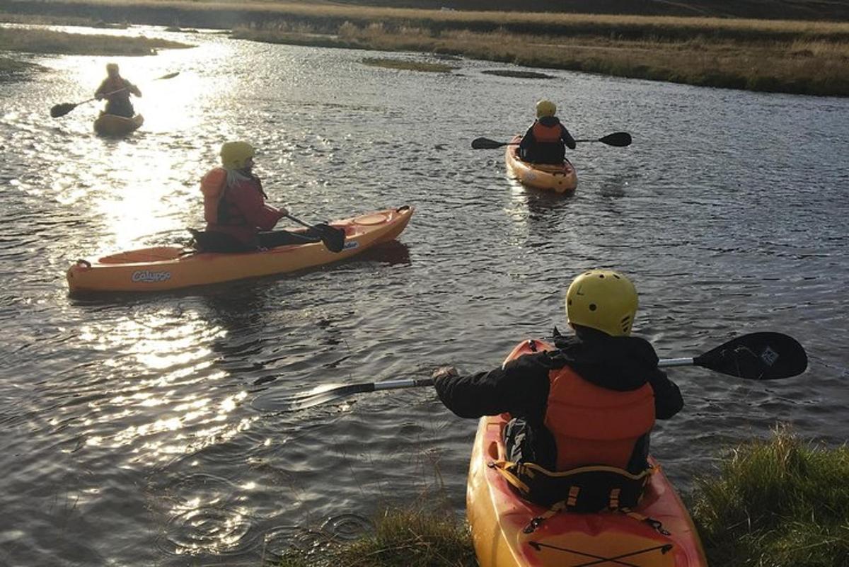 un grupo de personas en kayaks en un río