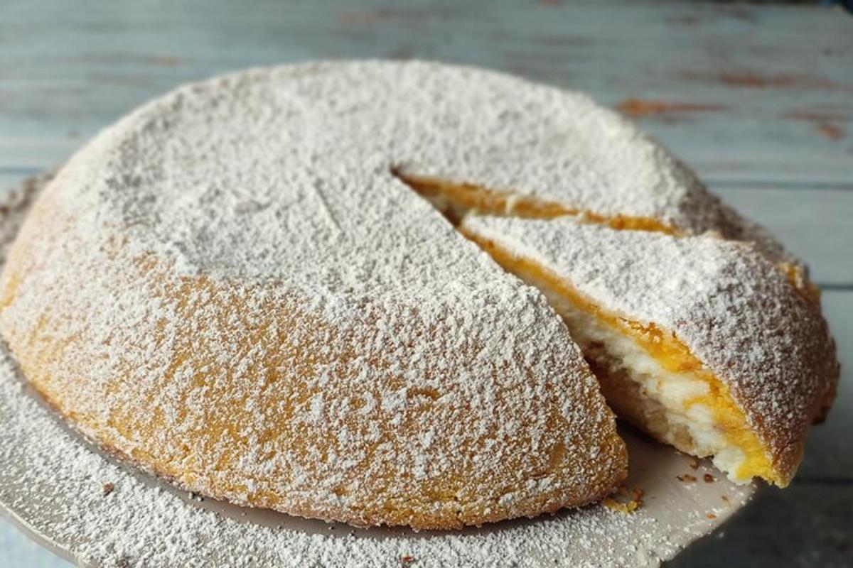 sekeping kek dengan gula tepung di atas pinggan