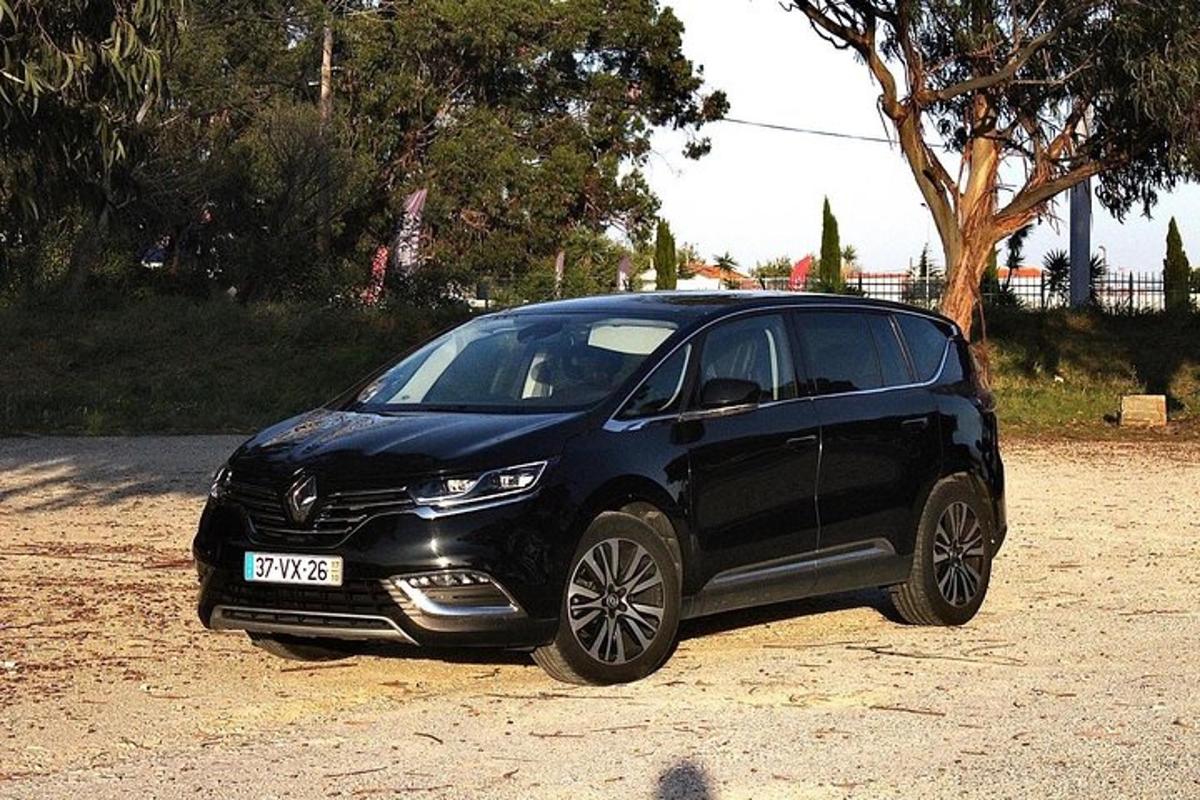 černé auto zaparkované na prašné cestě