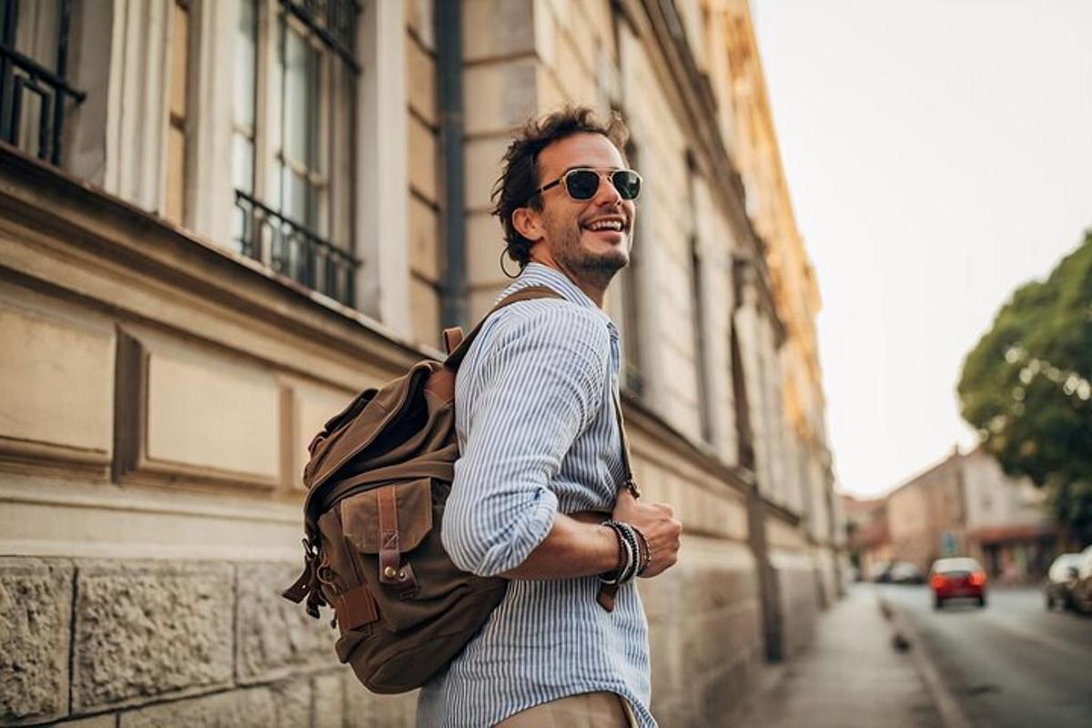 un uomo con uno zaino che cammina per strada