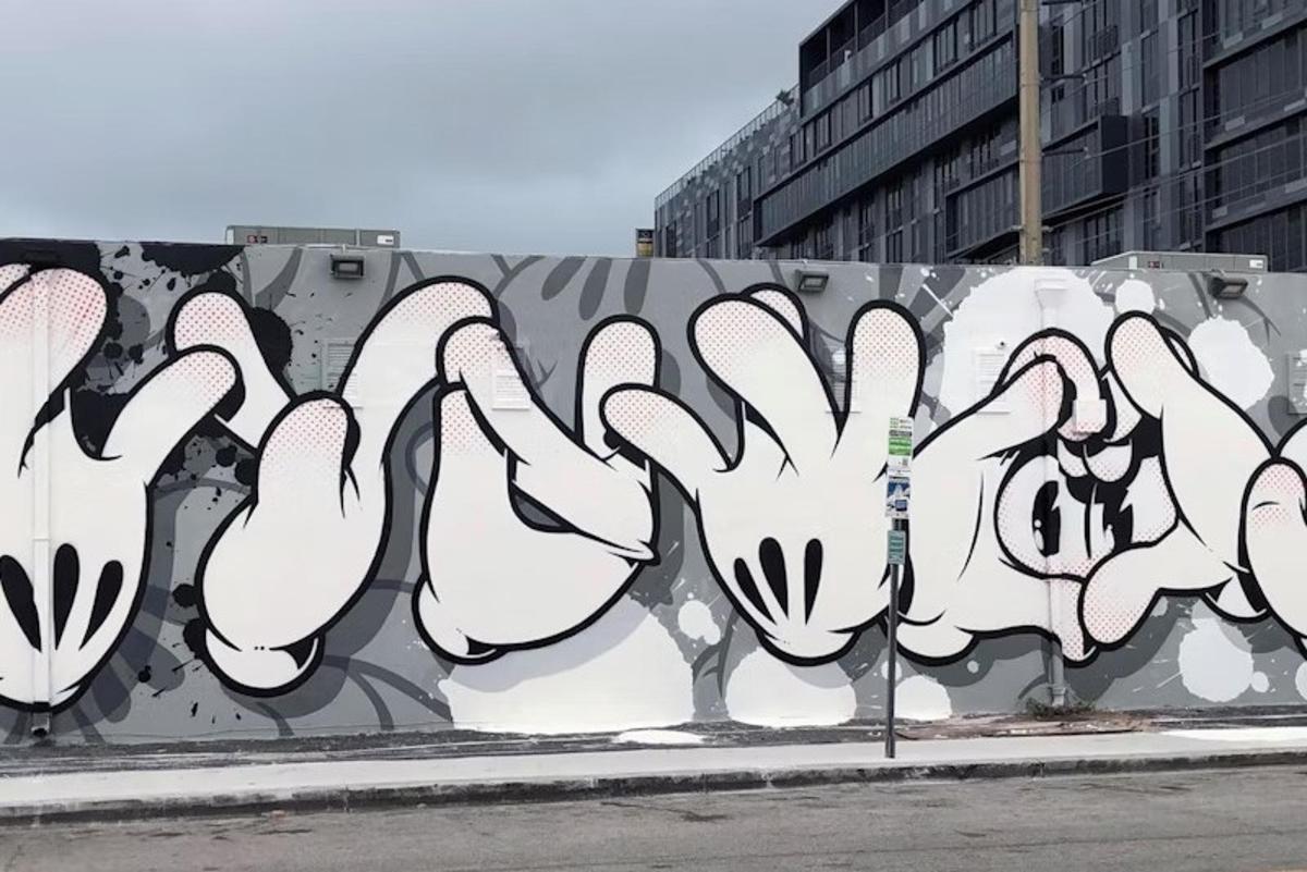 un mur amb grafits en una ciutat