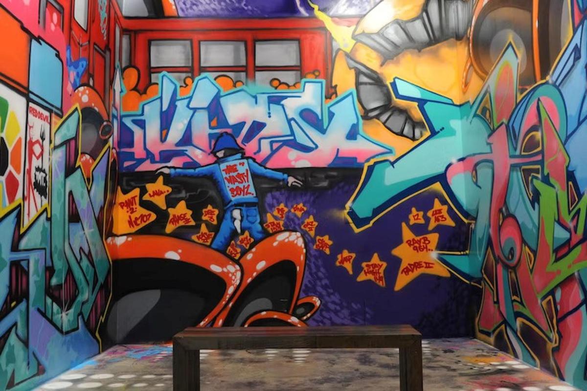 ein Raum mit einer mit Graffiti bedeckten Wand