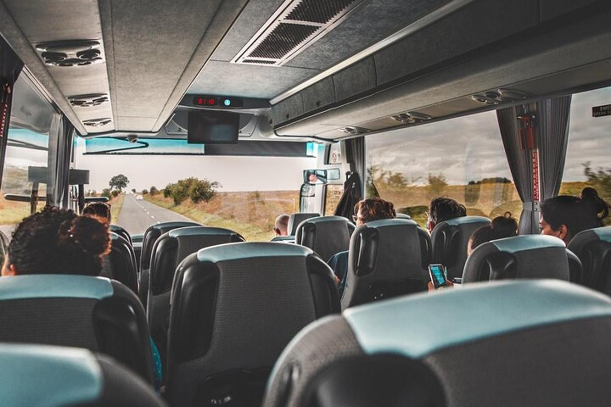 eine Gruppe von Menschen sitzt in einem Bus