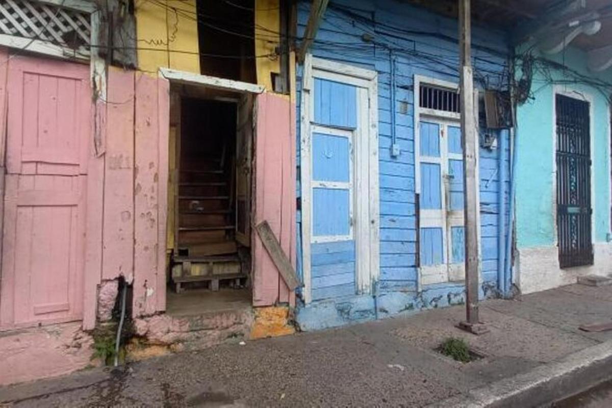 un edifici rosa i blau amb una porta