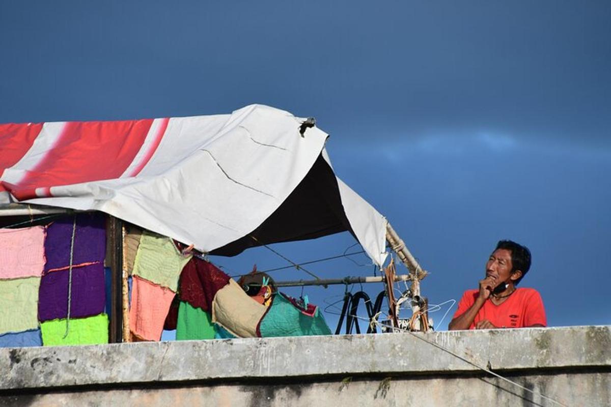 un home està dret al costat d'una tenda de colors