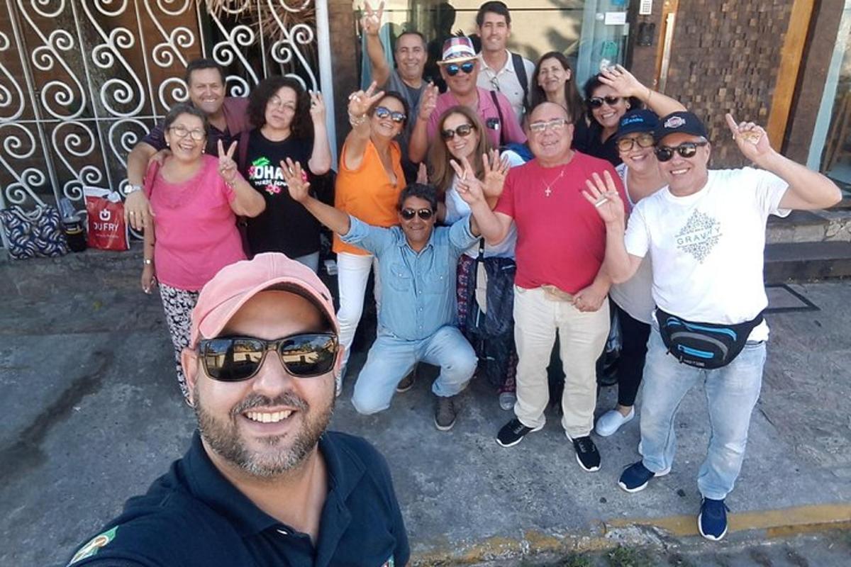 un grupo de personas posando para una foto