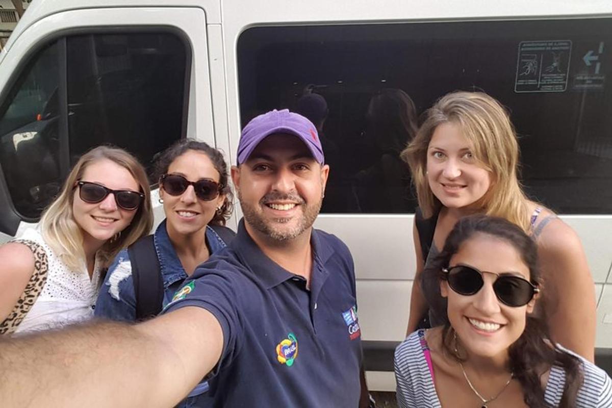 Un grupo de personas de pie delante de una camioneta