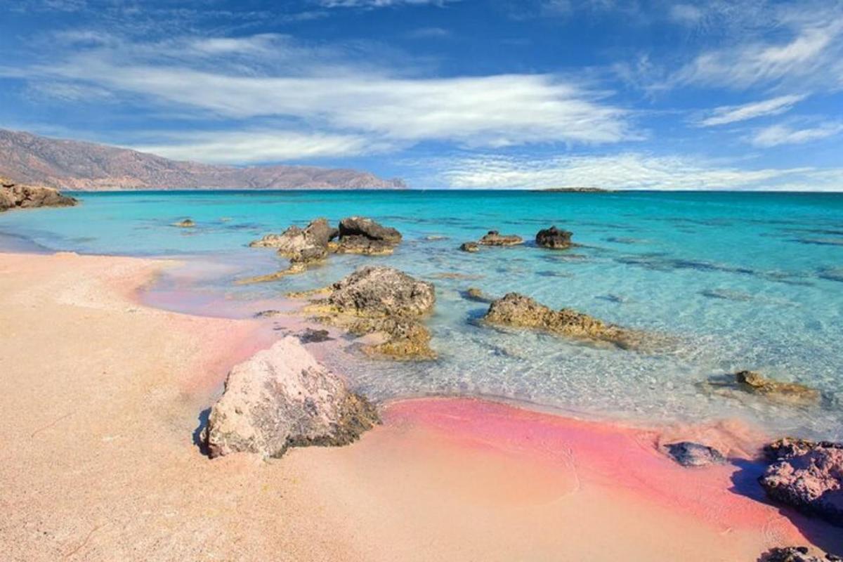 有岩石和蓝色海水的海滩