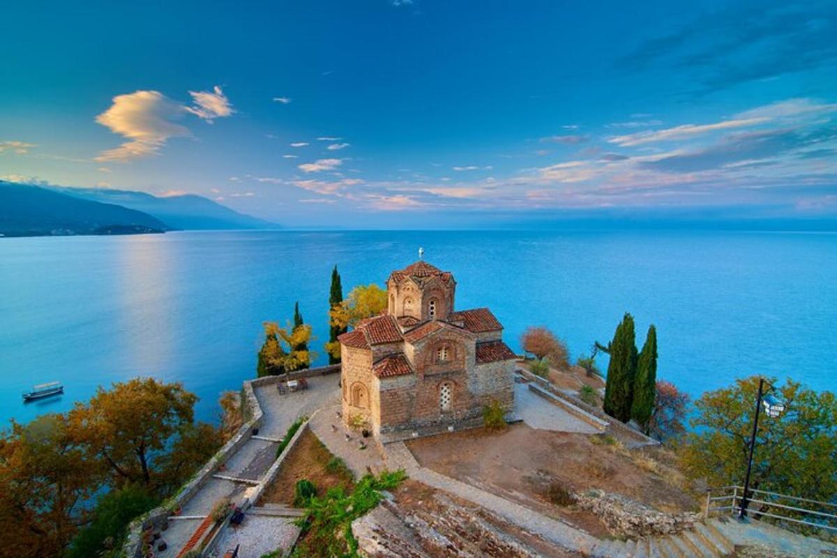 un edifici antic en una illa a l'aigua