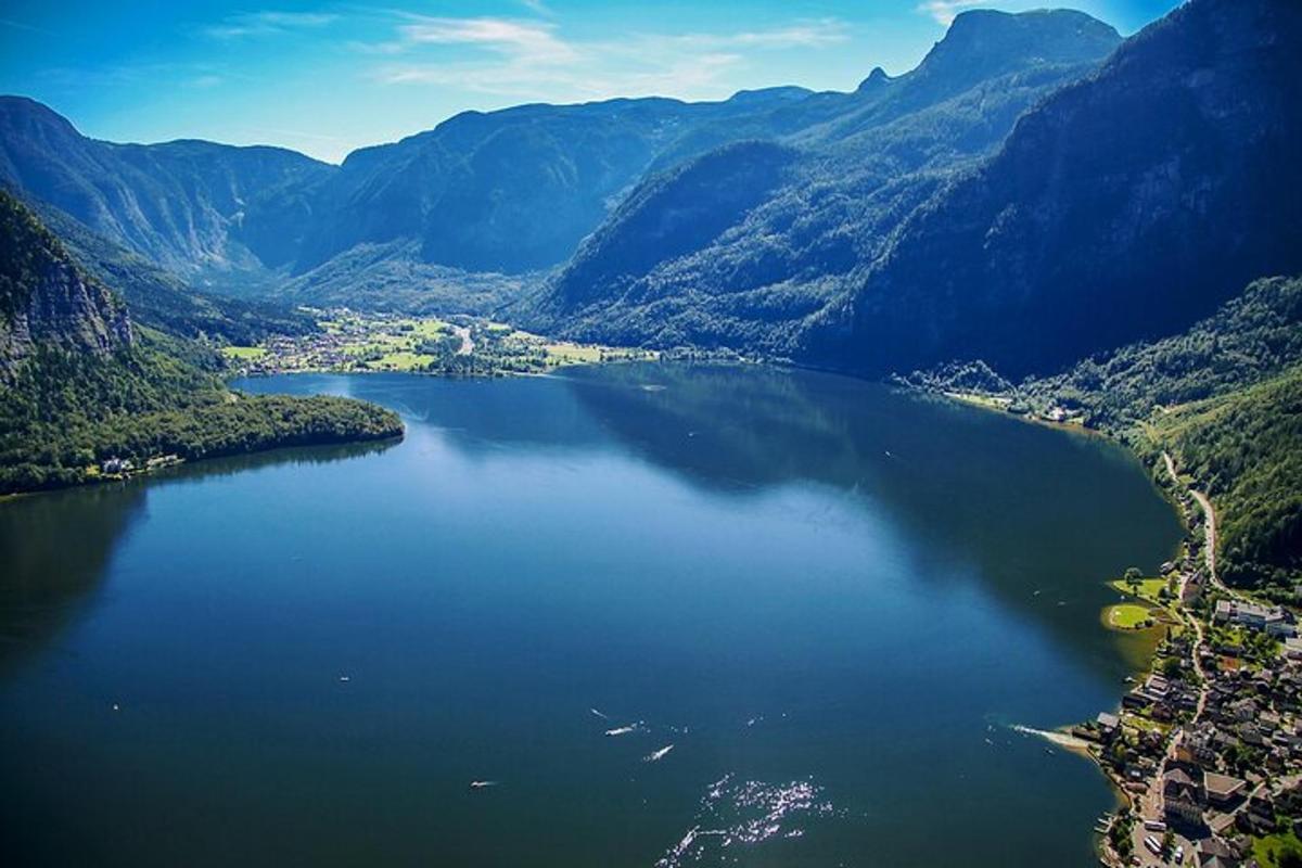 Letecký pohled na jezero v horách