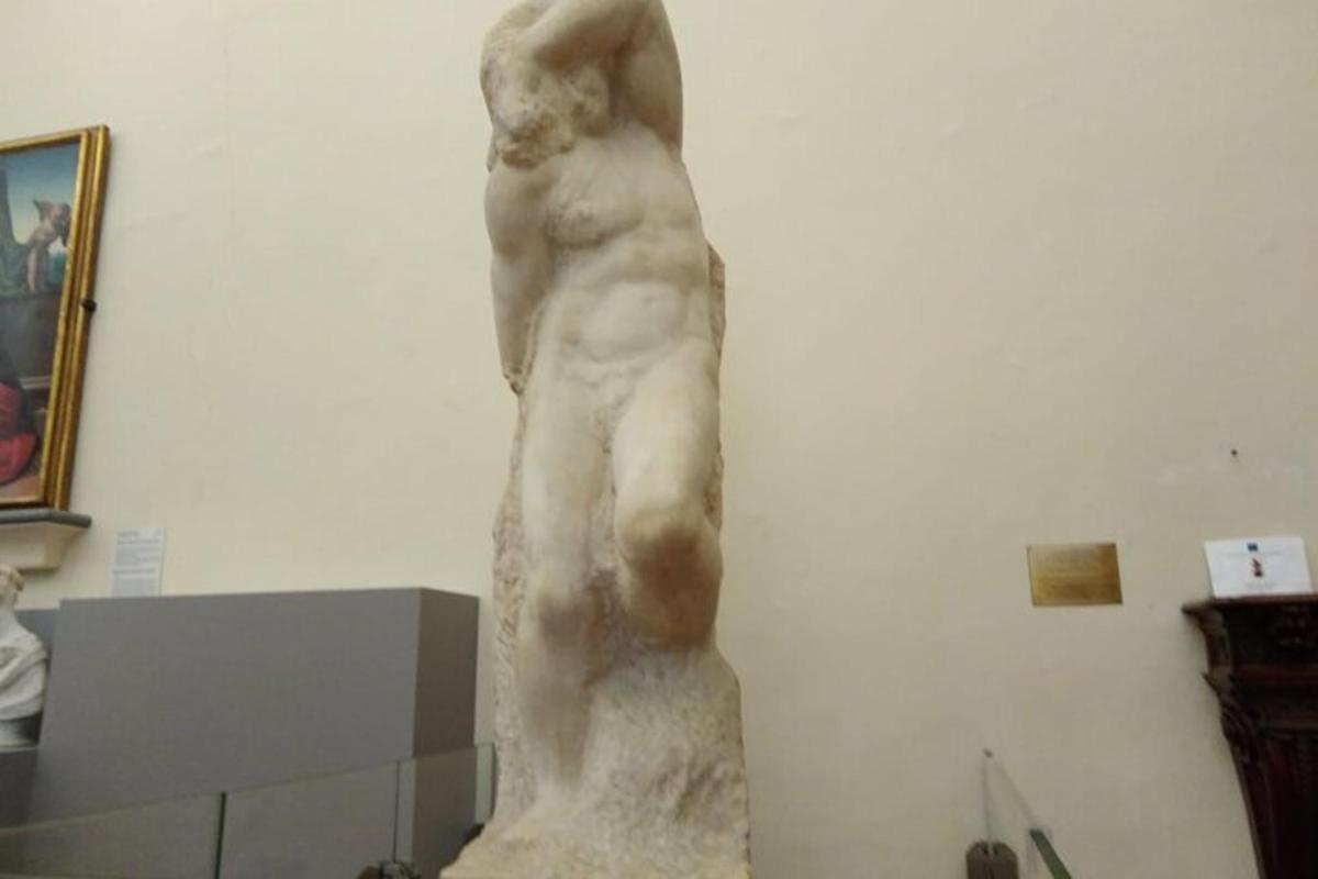 statua kobiety wystawiona w muzeum