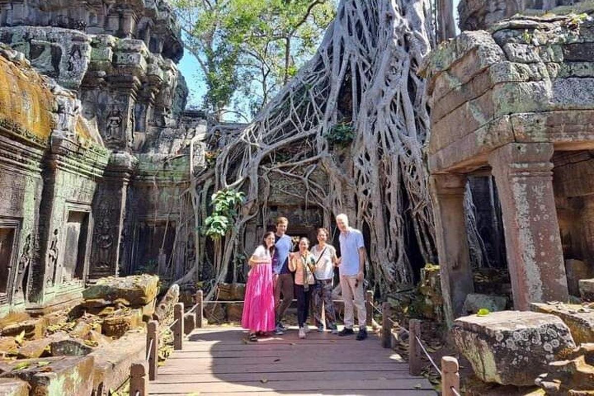 một nhóm người đứng trên cầu trong một ngôi đền