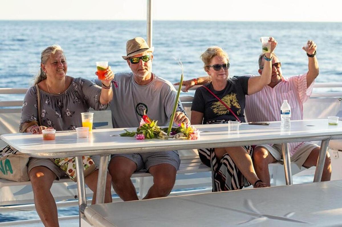 Un grupo de personas sentadas en una mesa en un barco.