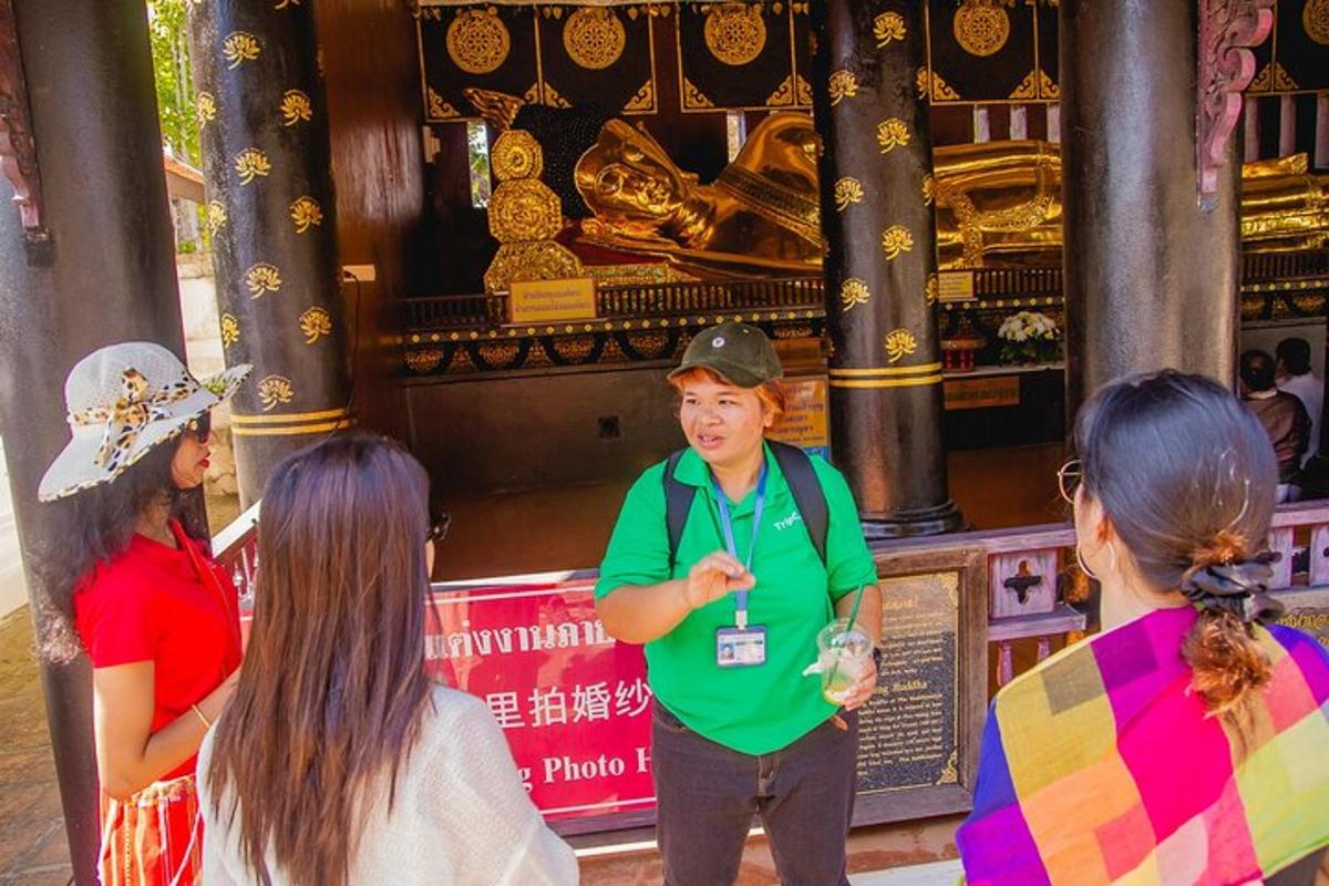 un grup de persones dempeus davant d'un temple