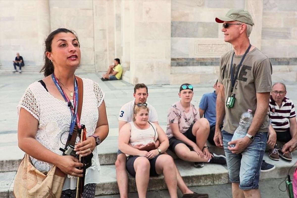 egy nő áll egy csoport ember előtt