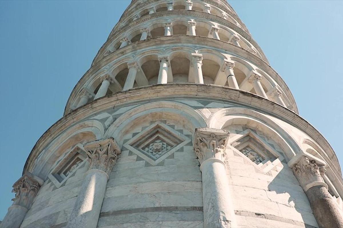 uma torre alta com colunas no topo