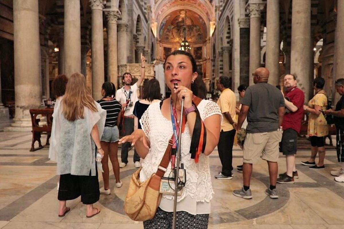 uma mulher cantando em um microfone em uma catedral