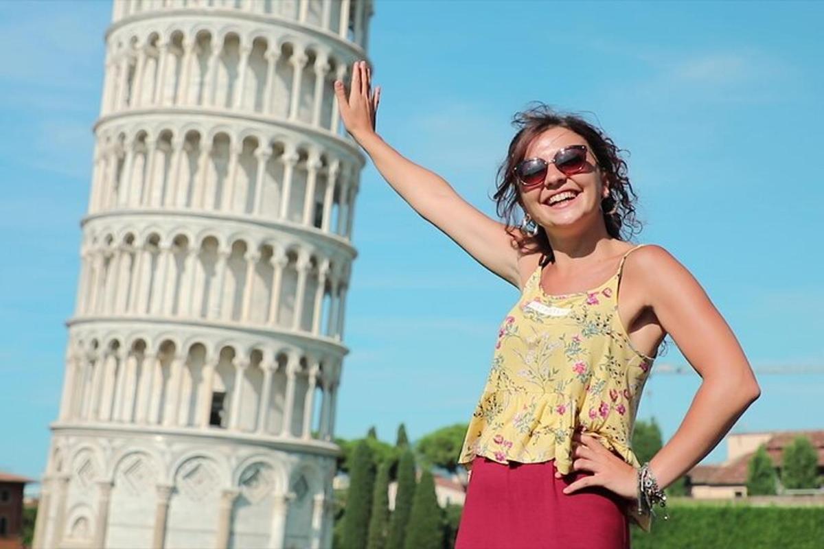uma mulher em pé em frente à torre inclinada