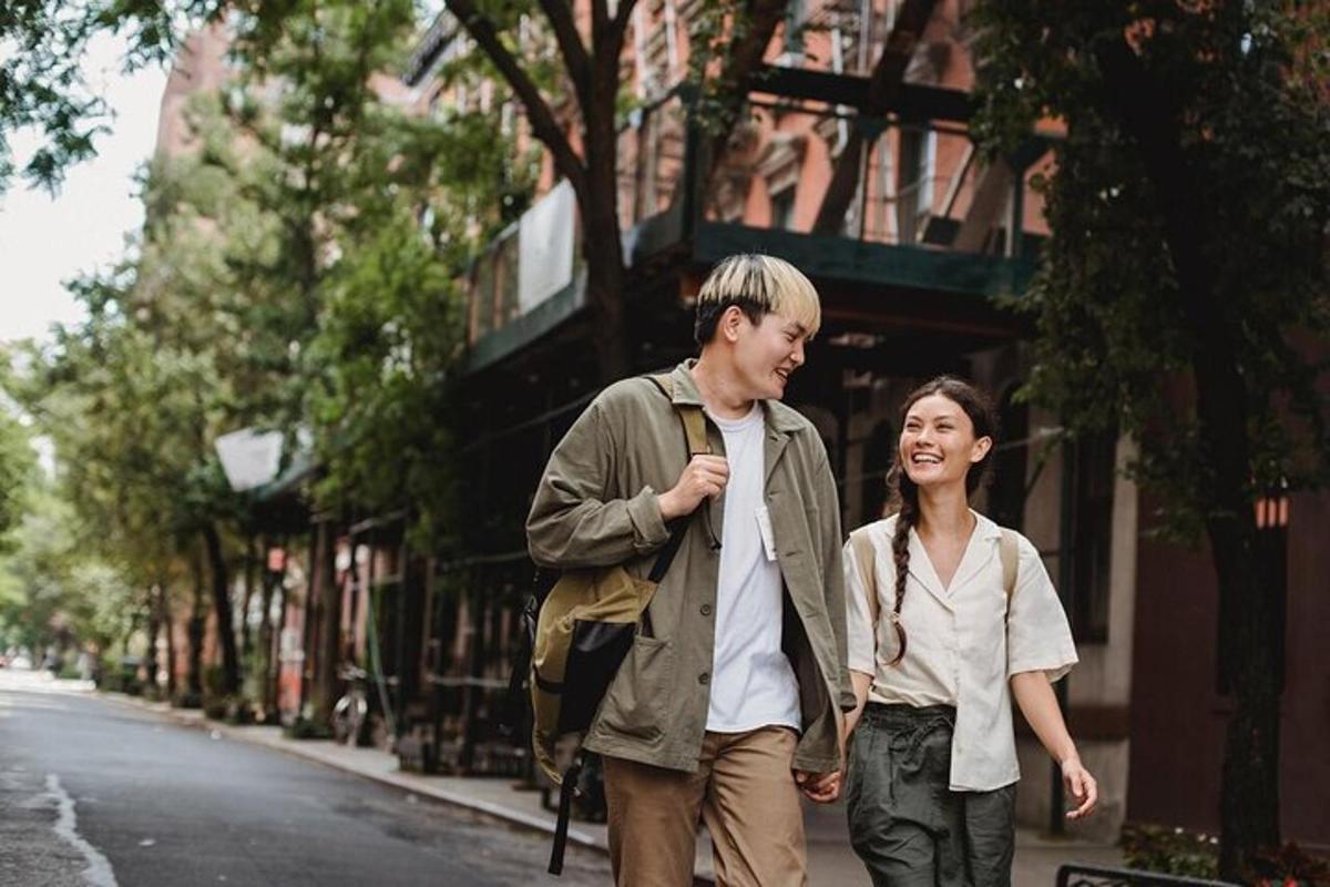 un uomo e una donna che camminano lungo una strada