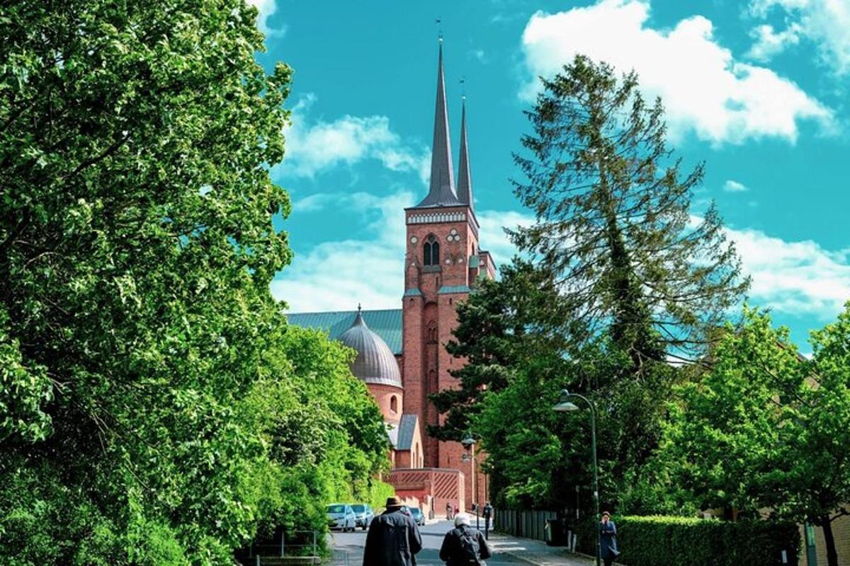 kostel s věží a budova s věží