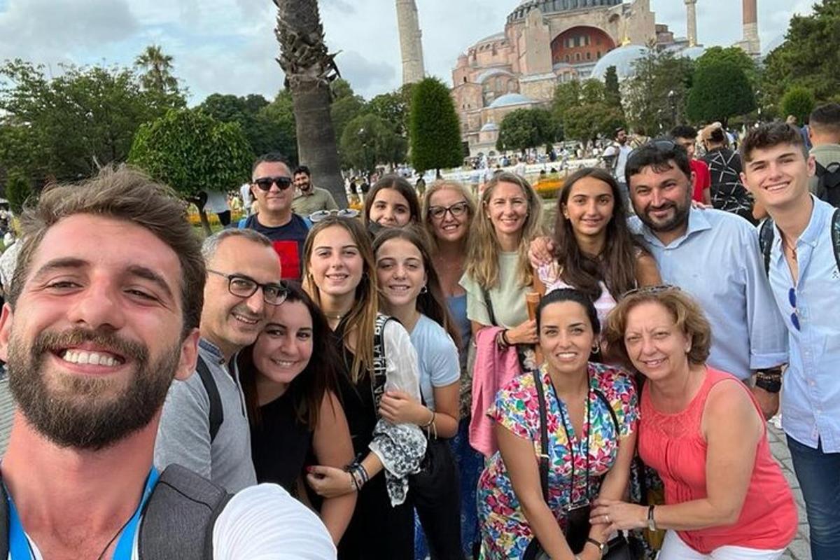 skupina lidí pózujících pro fotografii