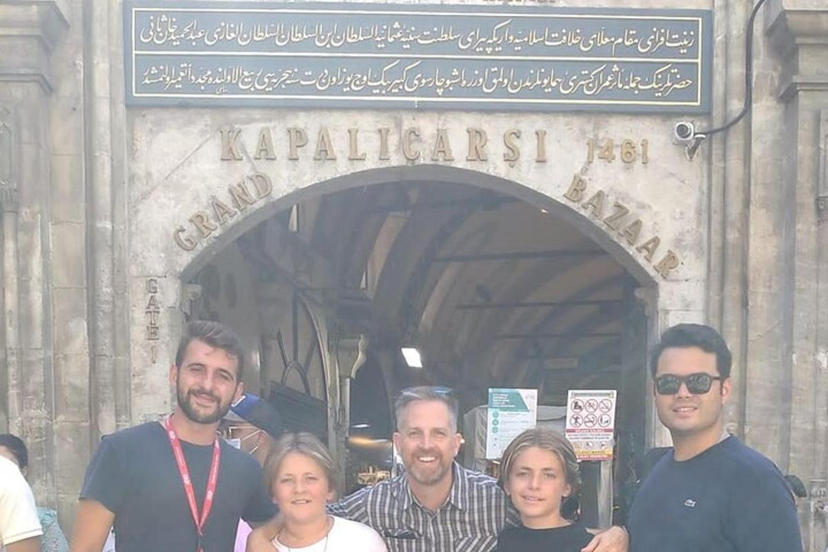 un groupe de personnes debout devant une porte