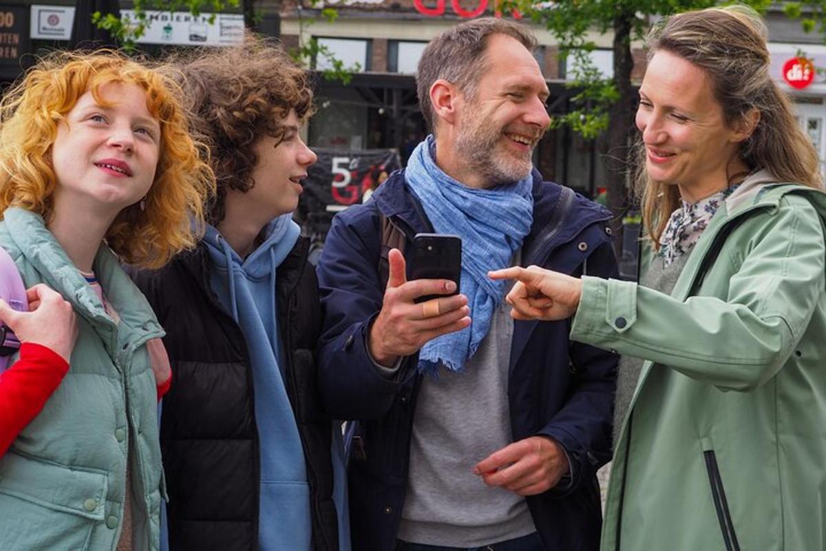 un grup de persones mirant un telèfon mòbil