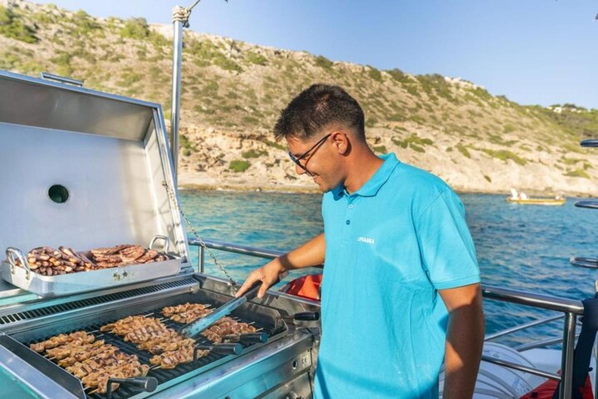 muž vařící jídlo na grilu na lodi
