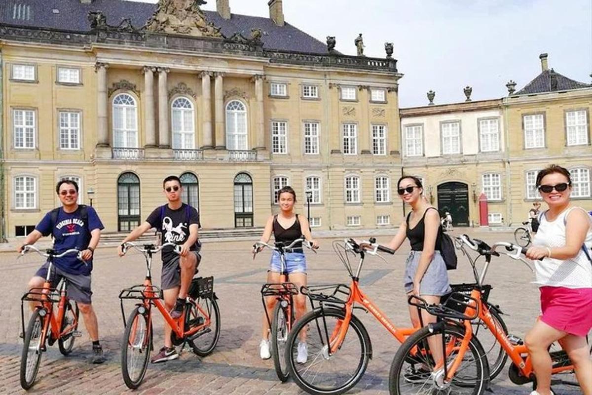 un gruppo di persone in bicicletta davanti a un edificio