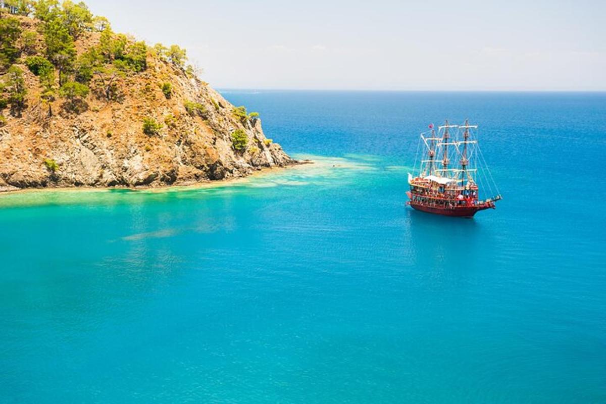 μια βάρκα στο νερό δίπλα σε ένα νησί