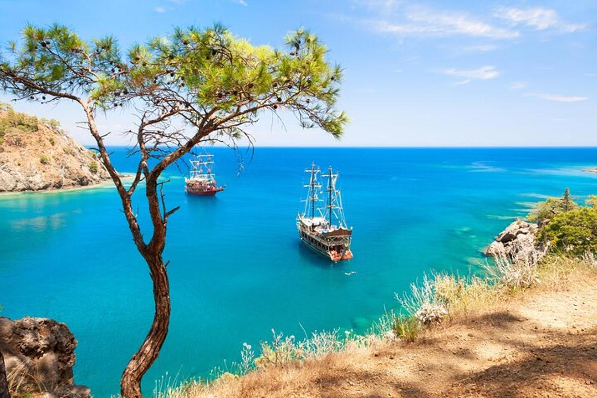 δύο βάρκες είναι αγκυροβολημένες σε ένα μεγάλο υδάτινο σώμα