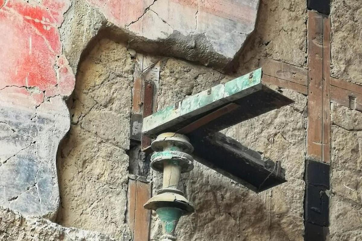 pouliční lampa připevněná k boku budovy