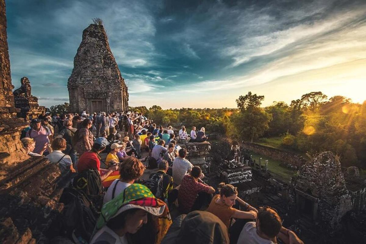 una grande folla di persone in piedi attorno a un tempio