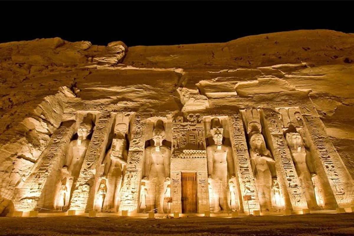 un edifici antic amb estàtues al costat
