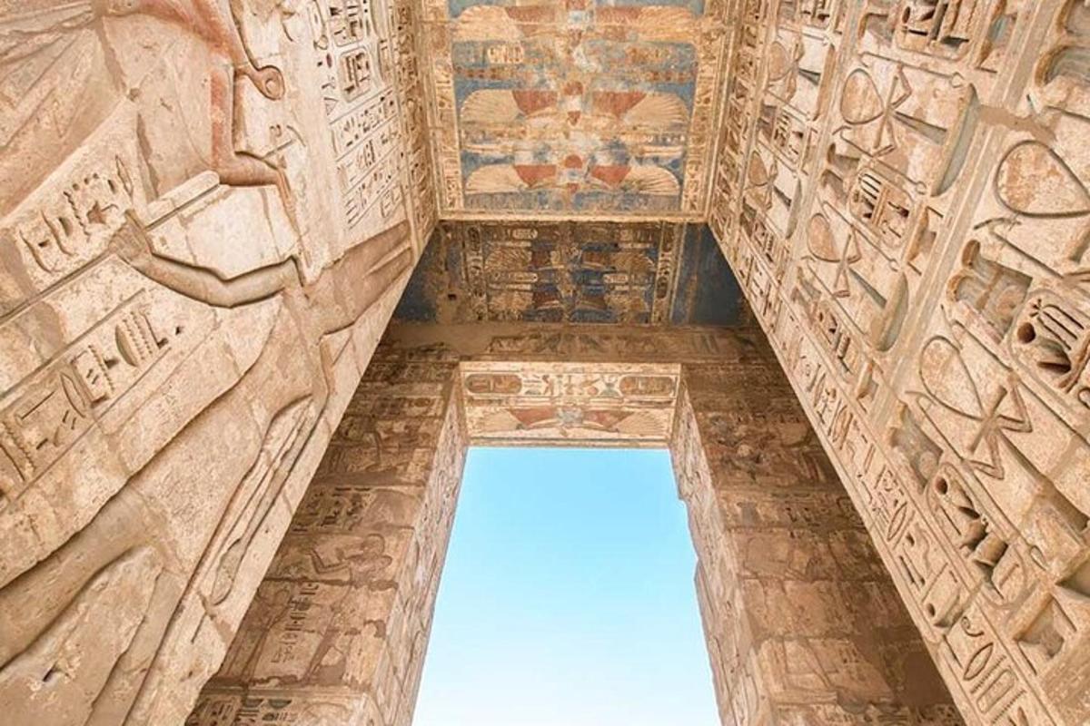 μια αψίδα σε ένα κτίριο με πίνακες ζωγραφικής πάνω της