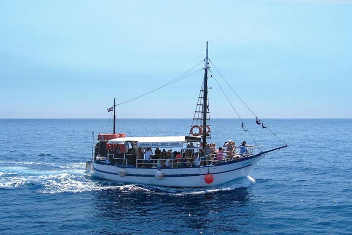 un grupo de personas en un barco en el océano