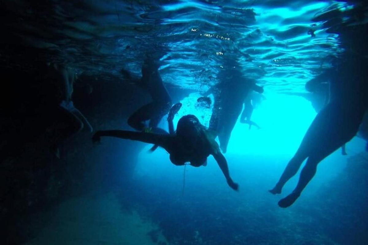dos personas nadando en el agua del océano