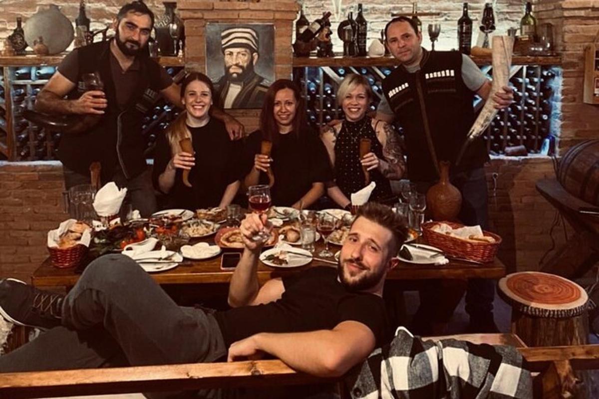 um grupo de pessoas sentadas ao redor de uma mesa