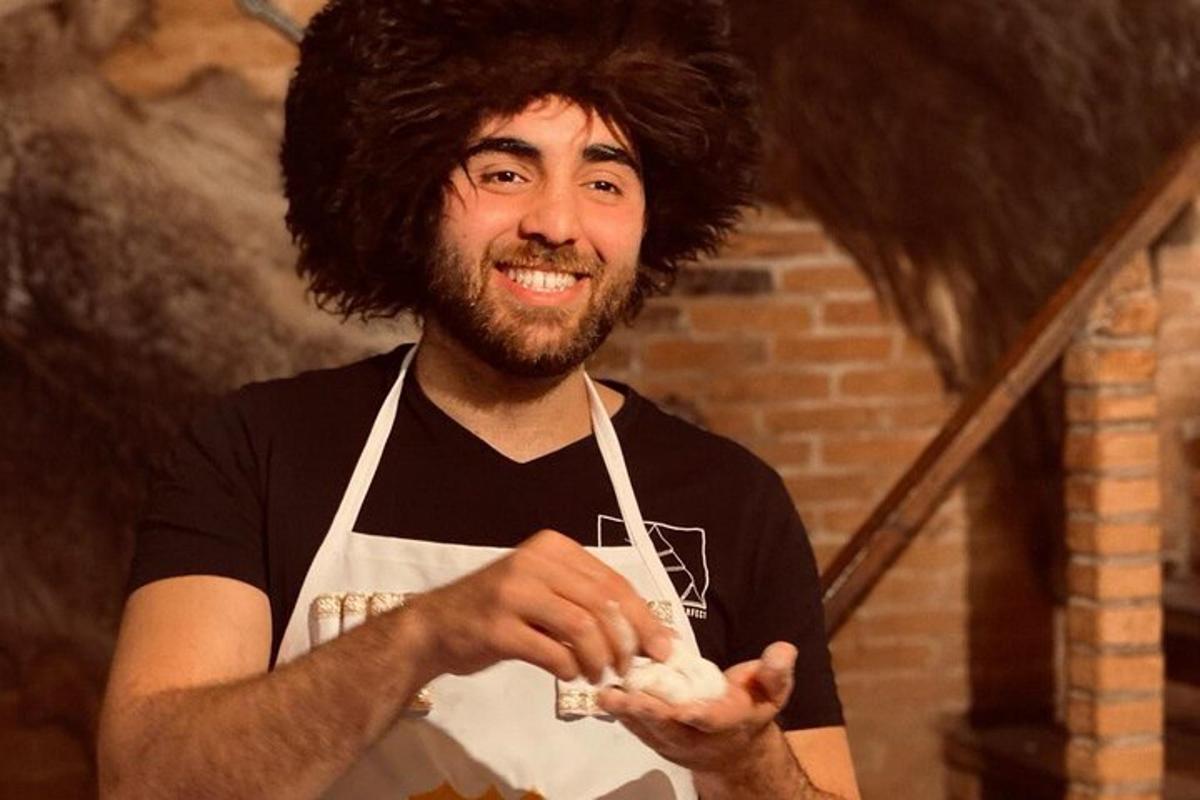 Un hombre con delantal sosteniendo comida en su mano.