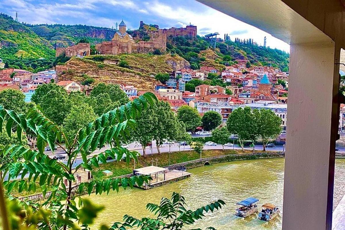 μια θέα από ένα παράθυρο μιας πόλης με ένα ποτάμι