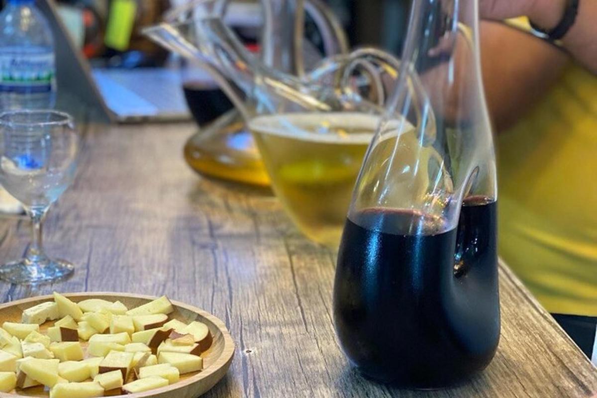 ένα τραπέζι με ένα μπουκάλι κρασί και ένα πιάτο φαγητό